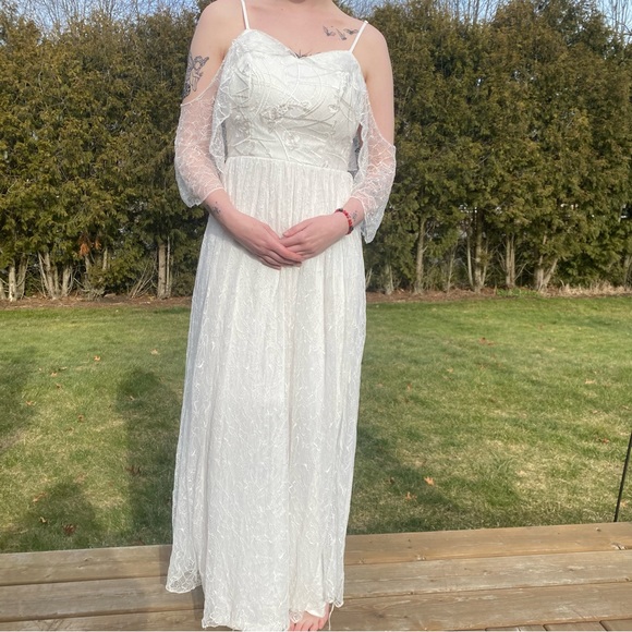 white wedding dress/gown - Picture 3 of 6